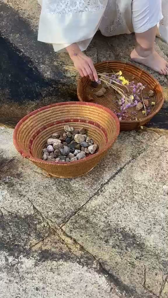 Cesti con le pietre e i fiori raccolti durante il rito